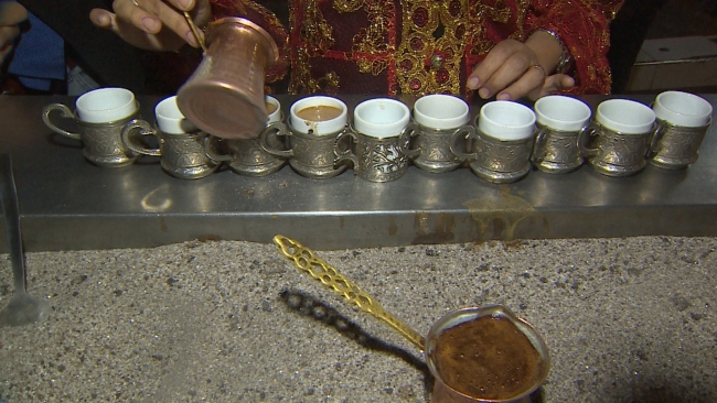 Ramazan akşamlarının vazgeçilmezi "kumda Türk kahvesi"